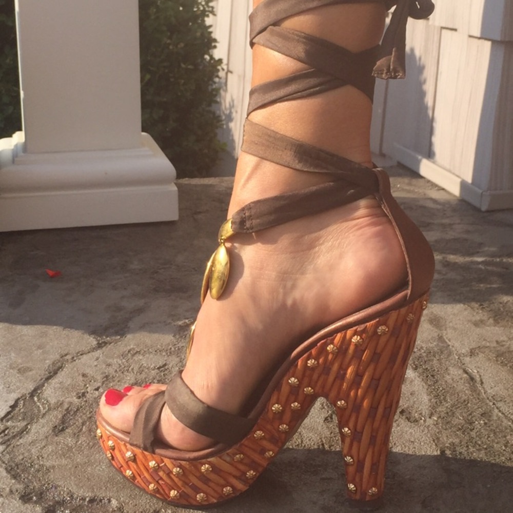 Giuseppe Zannoti Brown & Gold Bamboo Sandal! 38
Boho Chic 💫 🤎💛